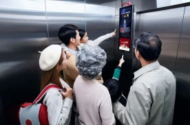 重庆江北区建新北路未来国际公寓电梯广告机