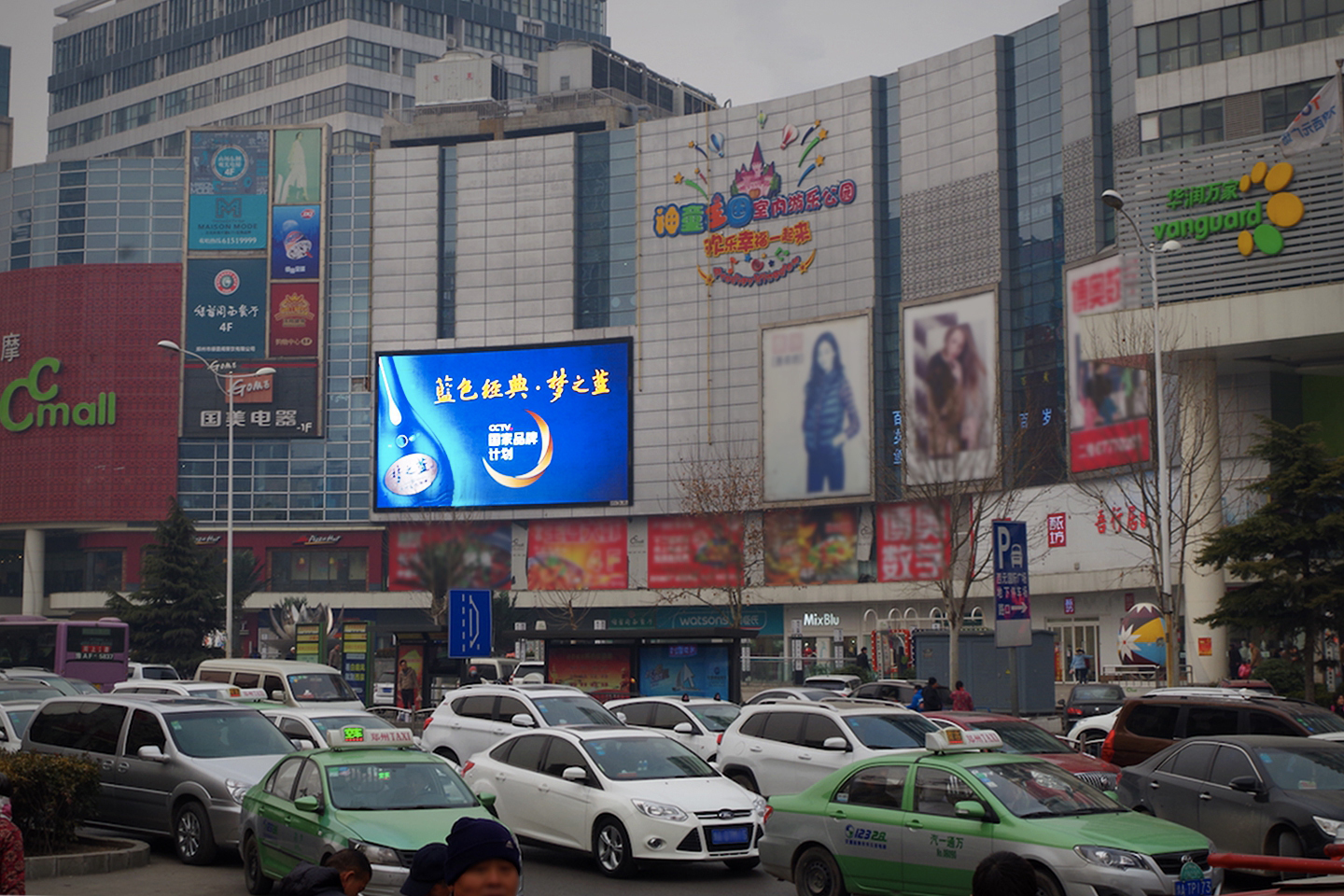 河南郑州中原区建设路与秦岭路交汇处西元国际广场商超卖场LED屏