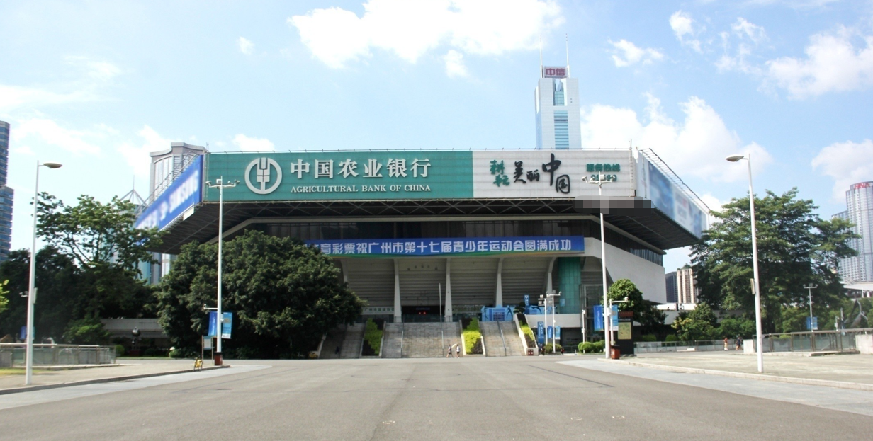 广东广州天河区天河体育中心体育馆南侧外墙街边设施单面大牌