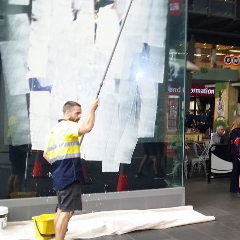德高地铁广告屏遭蓄意破坏，嫌疑人被警方逮捕