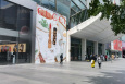 北京西城区西单大悦城外立面正门旁（玻璃贴 ）商超卖场墙贴/地贴