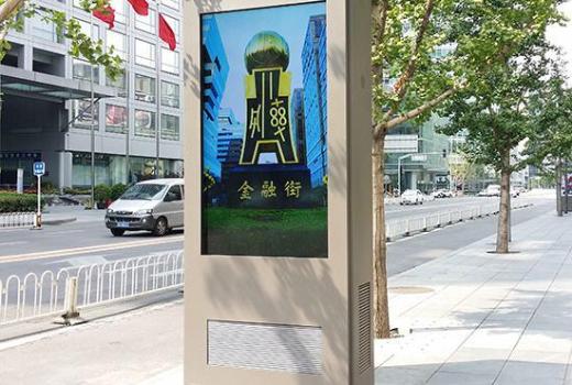 户外广告机打造 全新城市公共穿衣镜面貌