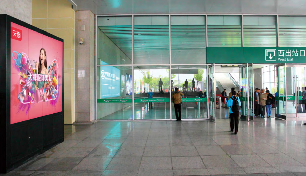 江苏徐州徐州东站西出站口面地铁出入口旁火车高铁LED屏