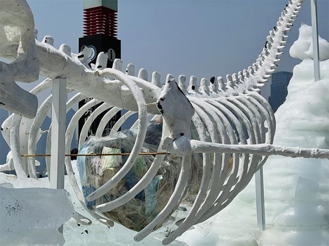 快手世界地球日环保艺术展：鲸鱼冰雕融化后竟露出海洋垃圾