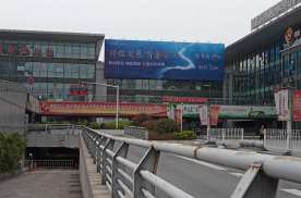 江苏镇江润州区镇江站南广场候机楼楼顶（右侧）火车高铁单面大牌