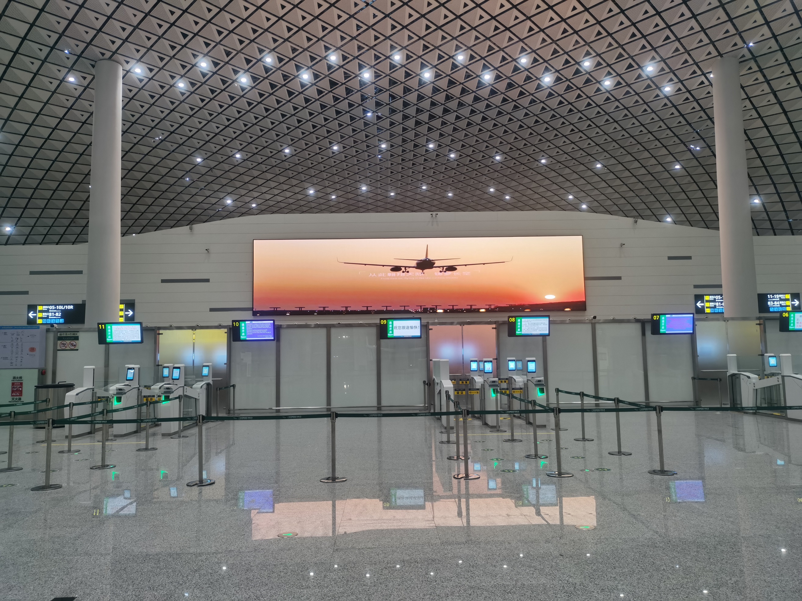 广东湛江吴川湛江吴川机场候机大厅安检口机场LED屏
