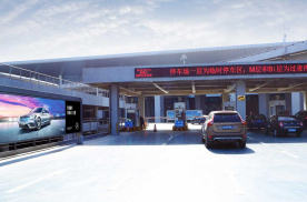 河南郑州新郑国际机场T2航站楼停车场入口外机场灯箱