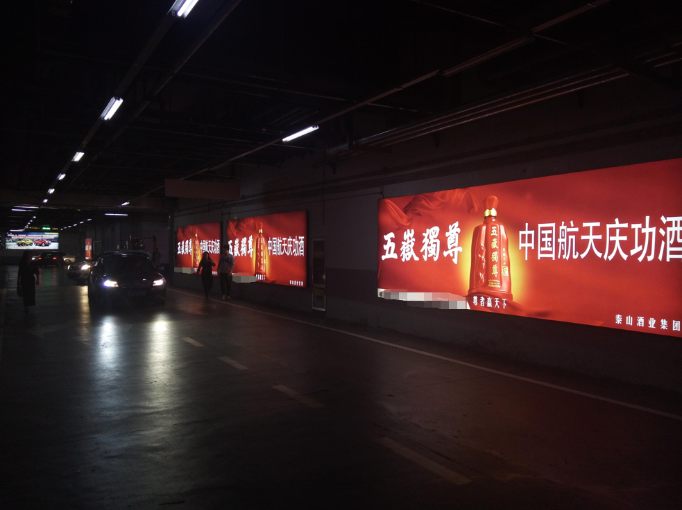 河南郑州中原区万达广场(中原区店)停车场商超卖场灯箱