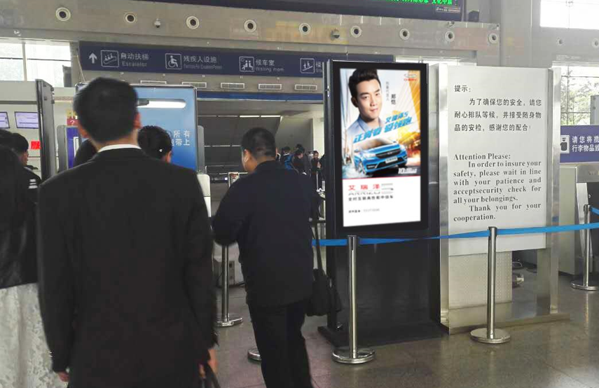 河南郑州郑州站安检仪两侧、进站到达区刷机屏火车高铁智能终端