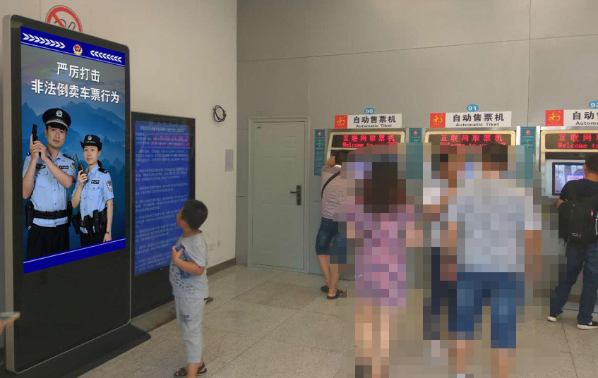 山东青岛青岛站售票厅地下出站口刷机屏火车高铁智能终端