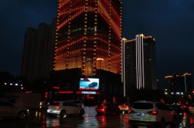 河北保定朝阳南大街与天威路交汇鸿悦国际大厦城市道路LED屏