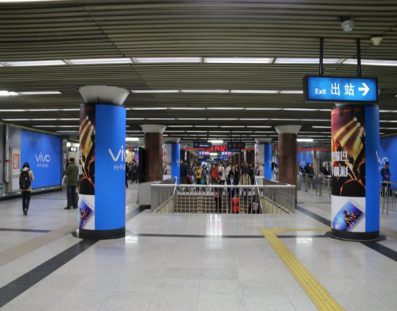 北京1号线与10号线换乘站国贸站厅层地铁轻轨包柱