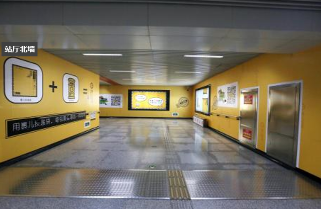北京望京站站厅C出入口通道北墙地铁轻轨墙贴/地贴