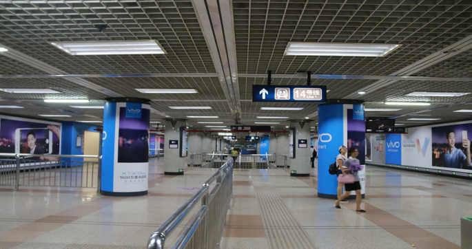 北京1号线与14号线换乘站大望路站厅层地铁轻轨包柱