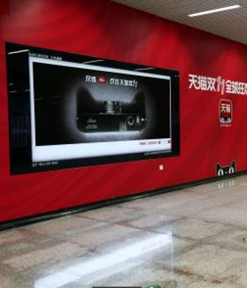 北京15号线望京站站厅南墙地铁轻轨灯箱