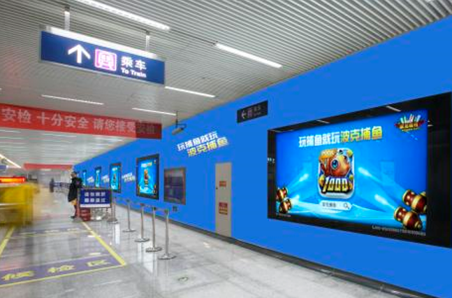北京15号线望京东站站厅南墙地铁轻轨灯箱
