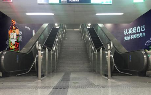 北京15号线望京东站B出入口（扶梯位置）扶梯侧墙地铁轻轨墙贴/地贴
