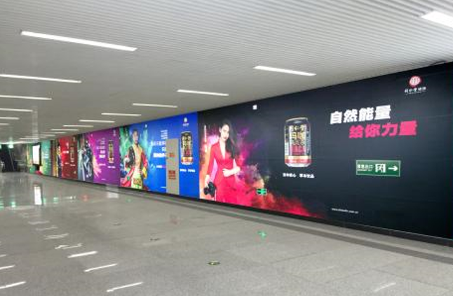北京15号线望京东站B出入口（近扶梯位置）东南墙地铁轻轨灯箱