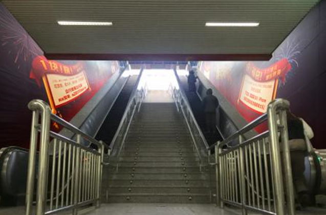 北京15号线望京东站D出入口（扶梯位置）扶梯侧墙地铁轻轨墙贴/地贴