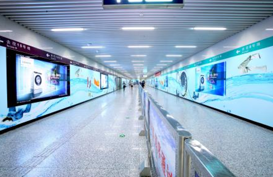 北京15号线奥林匹克公园站换乘通道（连接8号线站厅）西侧地铁轻轨墙贴/地贴