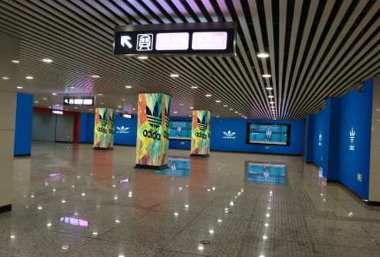 北京15号线大屯路东站H出入口东墙地铁轻轨墙贴/地贴