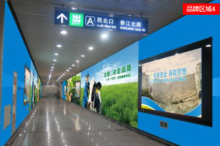 北京15号线马泉营站站厅北墙西段地铁轻轨灯箱