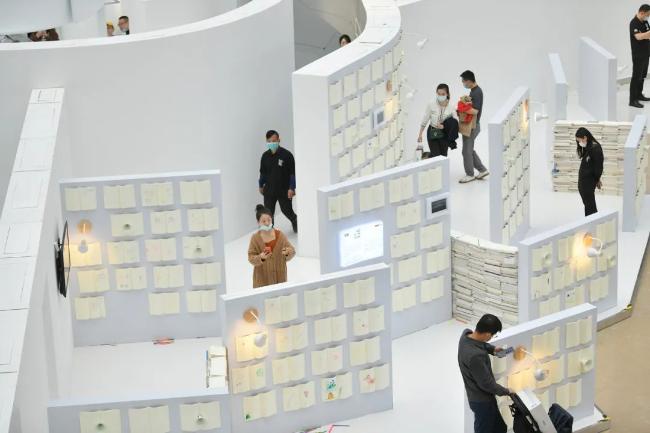 联想「从迷局到未来」艺术展，造了一座500平米的迷宫