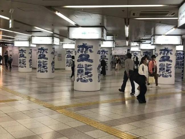 日本地铁站的「变态」广告，原来是京都水族馆的科普帖