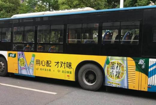 公交车车体广告投放形式，讲解公交车体广告怎么量尺寸？