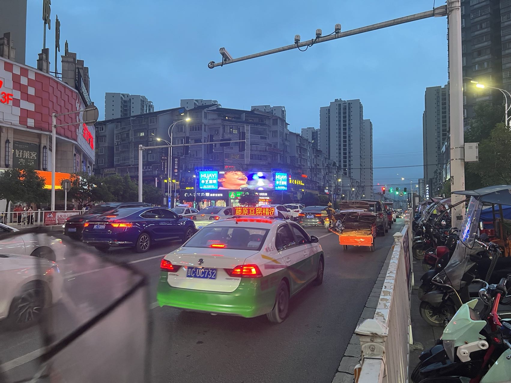 贵州遵义习水县娄山中路杉王大道转盘城市道路LED屏