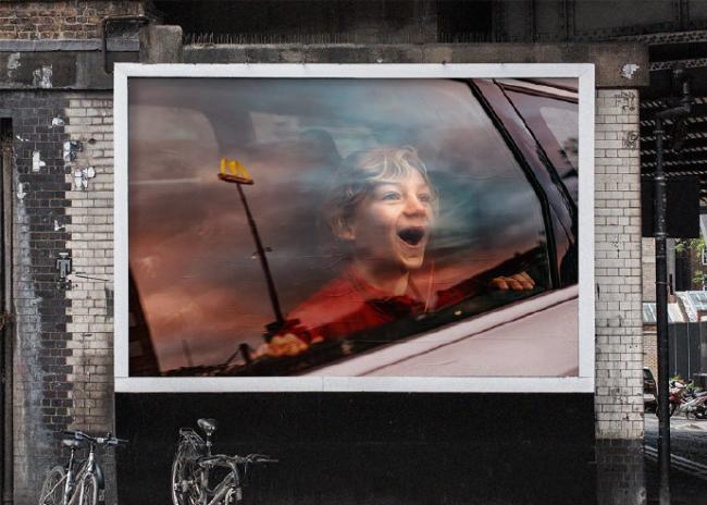 麦当劳最新户外广告，向凝视窗外的孩子们致敬