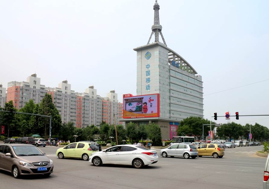 河南安阳文峰区中华路与文明大道交汇处（万达广场对面）街边设施LED屏